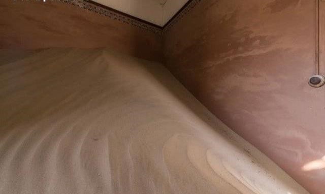 这个小镇曾遍地钻石生活奢华,如今黄沙满屋如鬼城_图1 这个小镇曾遍地钻石生活奢华,如今黄沙满屋如鬼城_图1